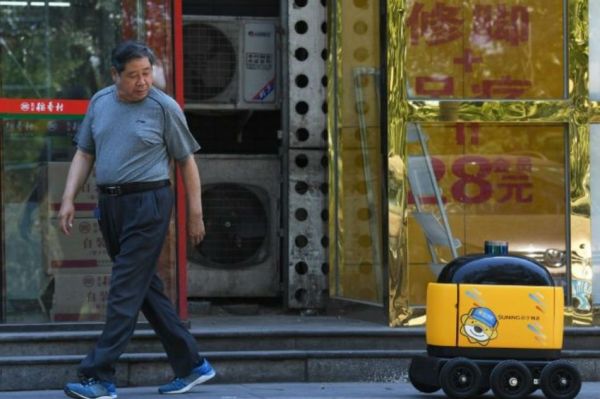 外媒称快递机器人已在中国上岗：满载货物悠闲驶向目的地