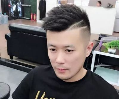 2018最新流行的男生发型“两边铲短发发型”!