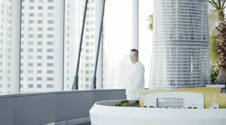 在上海最高建筑上，他放了一只1000吨的眼睛俯瞰整个城市