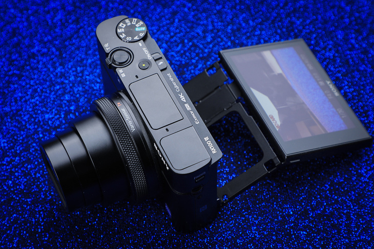 搭载全新蔡司T* 24-200mm镜头 索尼黑卡RX1