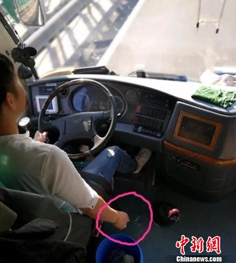 大巴司机抽烟被劝反怼乘客：抽烟是为了大家的安全