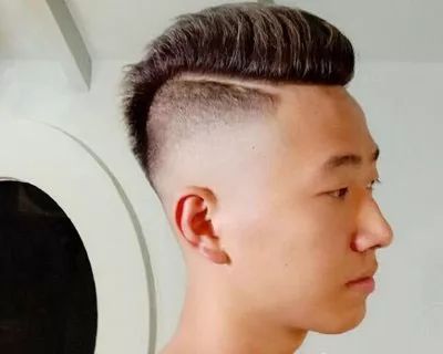 2018最新流行的男生发型两边铲短发发型!