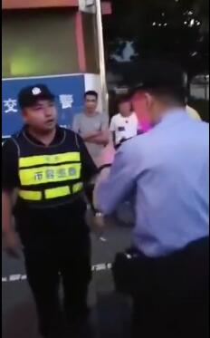 深圳城管暴力执法与警察发生冲突 还挑衅：你枪毙我啊！