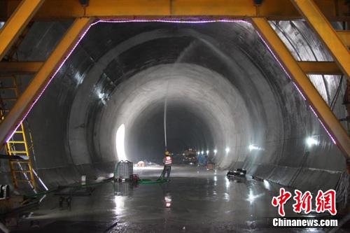 中铁十八局集团四公司建设者在京张高铁东花园隧道对衬砌混凝土进行喷水养护(伍振 摄) 中铁十八局集团四公司建设者在京张高铁东花园隧道对衬砌混凝土进行喷水养护(伍振 摄)