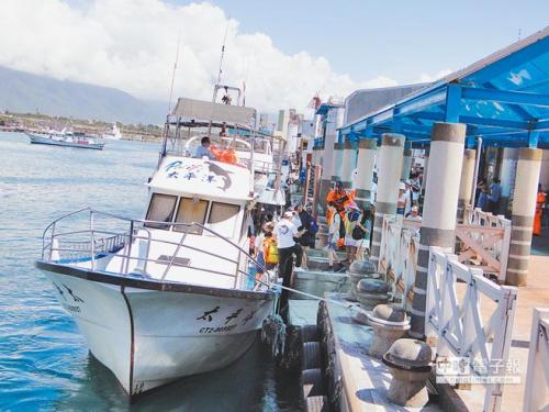 捕鱼资源缺乏 台湾花莲帮助渔民转型娱乐渔业
