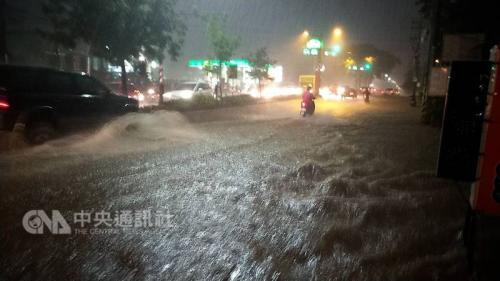 台湾高雄大雨近千户停电 机场地面遭雷击起降暂停