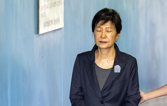 朴槿惠因亲信干政、受贿、违反选举法共获刑32年