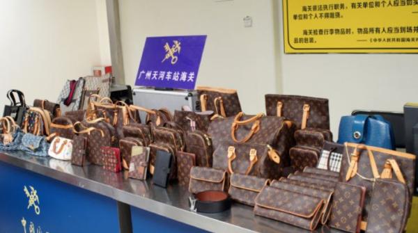 出国爆买41只名牌包，一旅客广州入境被查扣