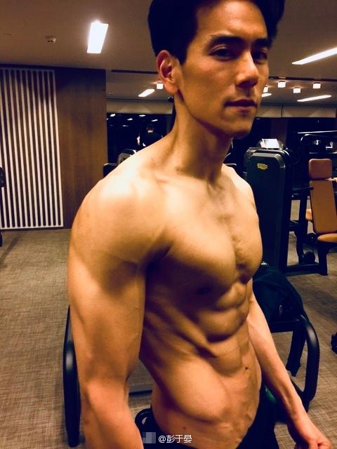 彭于晏晒肌肉,为角色打造出胸肌腹肌人鱼线,难怪姜文会爱不释手