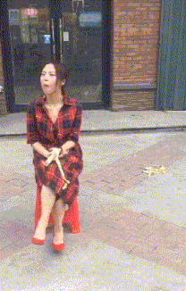 调皮!人家姑娘正在吃香蕉,结果把人家吓一跳