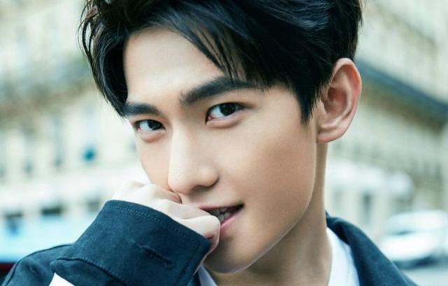 爱咬东西的男星:鹿晗咬机票,王源咬手机,而他竟