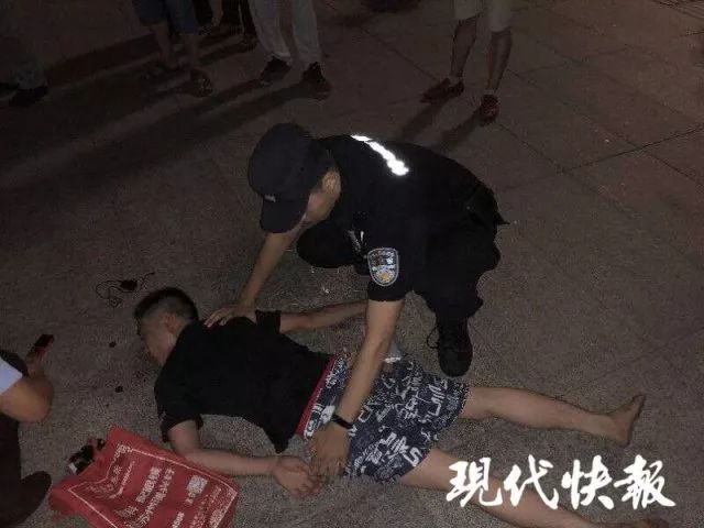 不能输给张学友！南京“郭富城“持枪抓住抢包贼