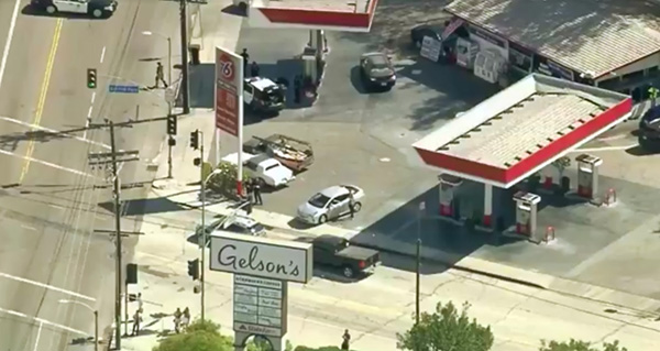 美国洛杉矶发生警匪枪战，嫌犯商店内挟持人质与警方对峙