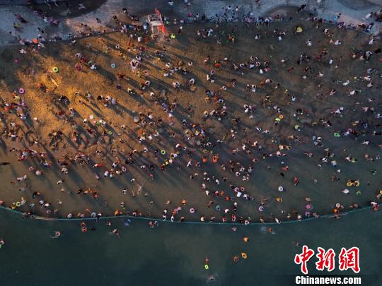 广西柳州市酷热难耐 市民夜划皮艇嬉水降温