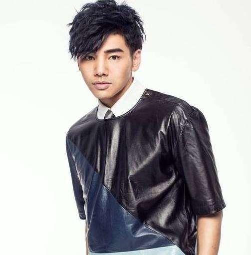 他曾与周杰伦齐名,因得罪人被雪藏,如今推掉所