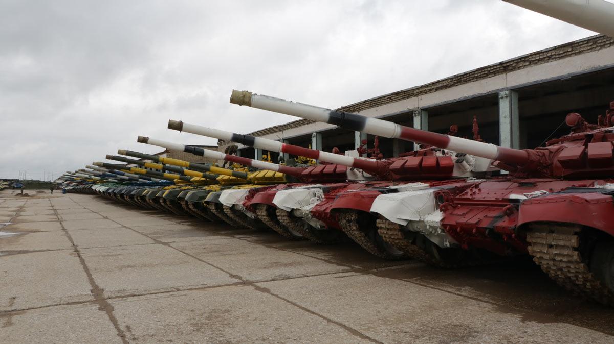 “坦克两项”开幕在即 五颜六色的T-72B3等待参赛队挑选