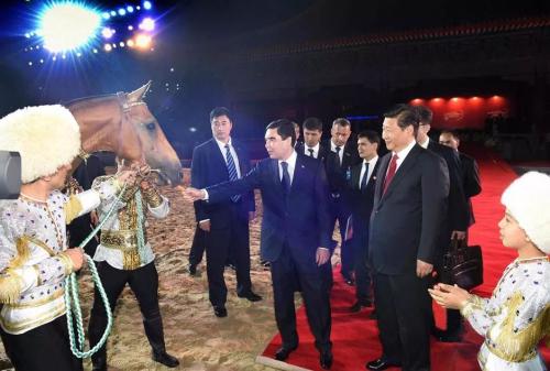 资料图：习近平接受别尔德穆哈梅多夫代表土方赠予中方的一匹汗血马。刘建生摄图片来源：新华网