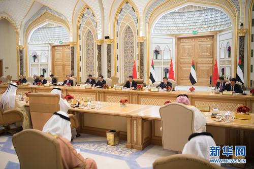 7月20日，国家主席习近平在阿布扎比同阿联酋副总统兼总理穆罕默德、阿布扎比王储穆罕默德举行会谈。 新华社记者李学仁摄 