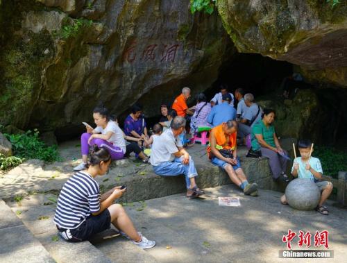 资料图:7月20日,广西桂林市持续高温天气,不少市民到岩洞口消暑纳凉。 唐梦宪 摄 资料图:7月20日,广西桂林市持续高温天气,不少市民到岩洞口消暑纳凉。 唐梦宪 摄