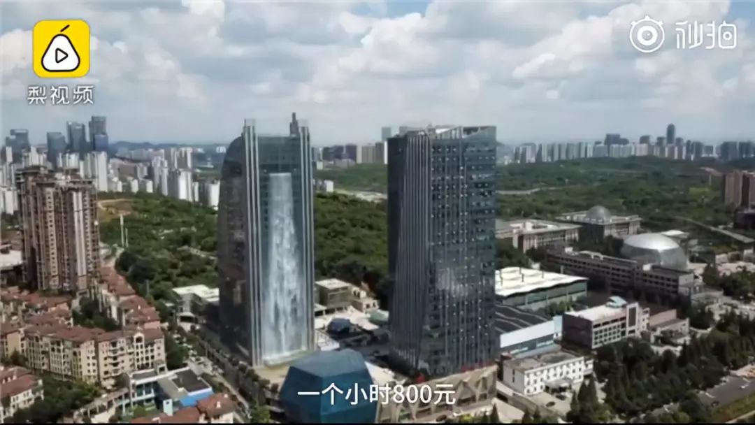 贵阳高楼喷出百米瀑布 一小时电费至少800元