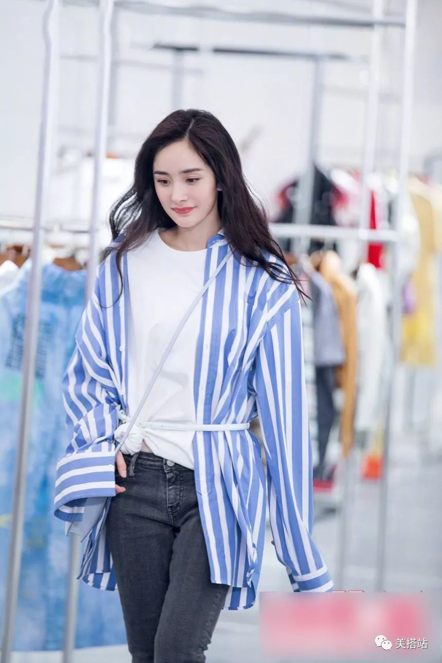 杨幂、王紫璇秀穿搭，蓝白条纹衬衫真是火，这是一个拼瘦的时代？