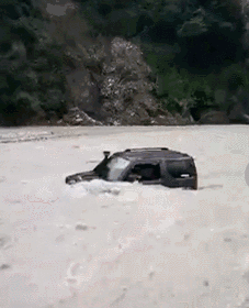 都江堰一辆越野车被河水冲走车主身亡，警方介入调查