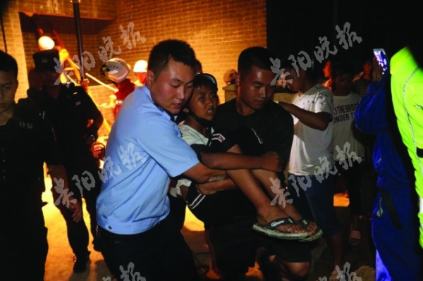 贵州务川12岁男孩不慎跌入20米深墙缝中，消防成功营救