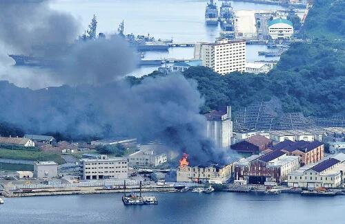 日本神奈川一大型物流仓库起火 二战时曾被旧日本海军使用