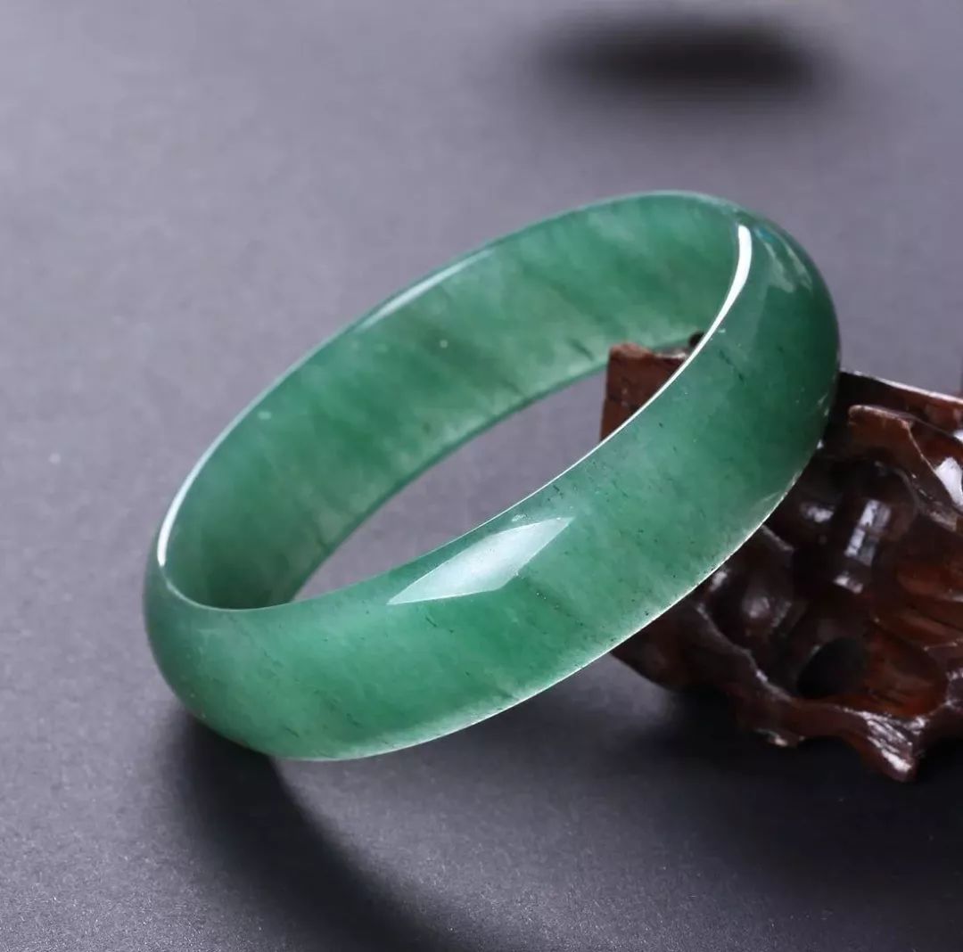 2元假钻石卖2万,几十元假翡翠卖几万,永远有人中招