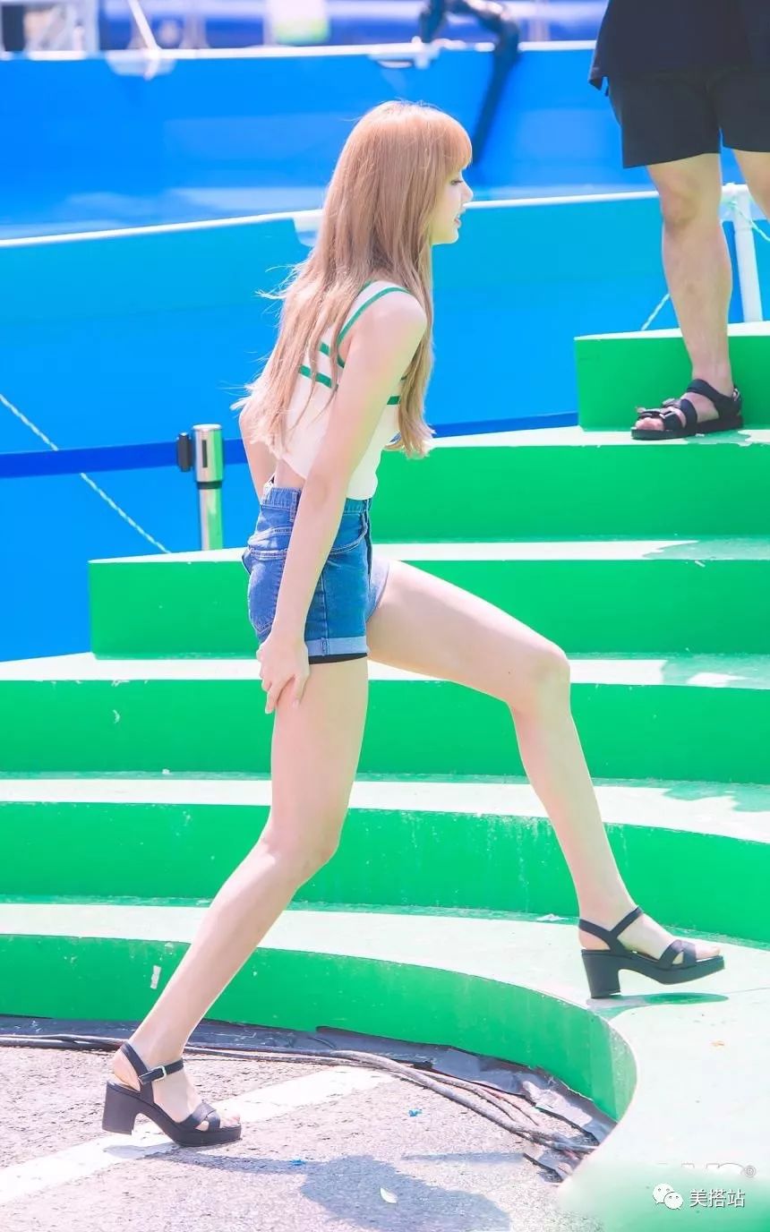 泰籍韩歌手LISA，夏日造型堪比全球限量芭比，神级身材征服无数人！