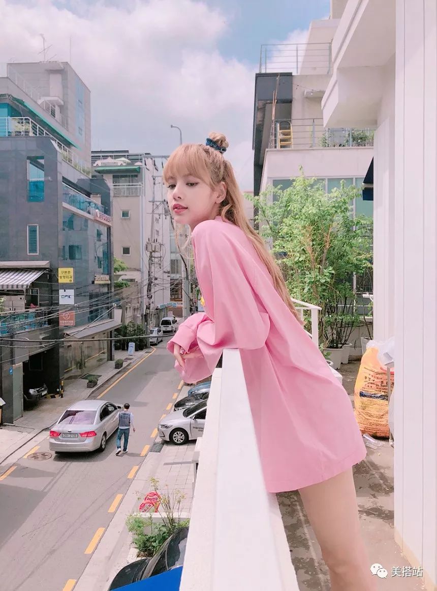 泰籍韩歌手LISA，夏日造型堪比全球限量芭比，神级身材征服无数人！