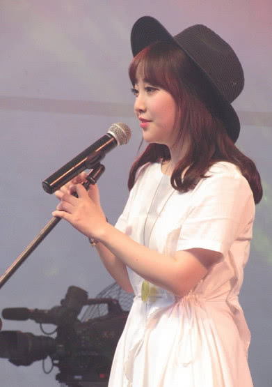 冯提莫又摊上大事了!比会计门还严重?网友:冯提莫凉凉