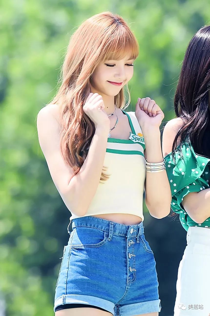 泰籍韩歌手LISA，夏日造型堪比全球限量芭比，神级身材征服无数人！