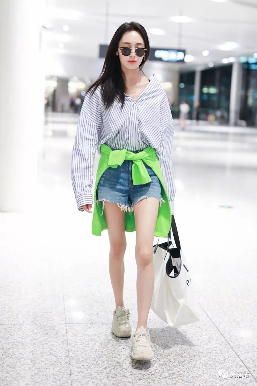 杨幂、王紫璇秀穿搭，蓝白条纹衬衫真是火，这是一个拼瘦的时代？