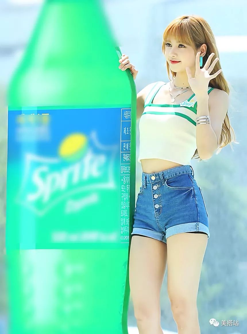 泰籍韩歌手LISA，夏日造型堪比全球限量芭比，神级身材征服无数人！