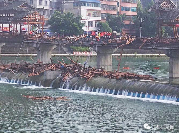 贵州三都县一风雨廊桥因九级大风发生部分垮塌，致2死11伤