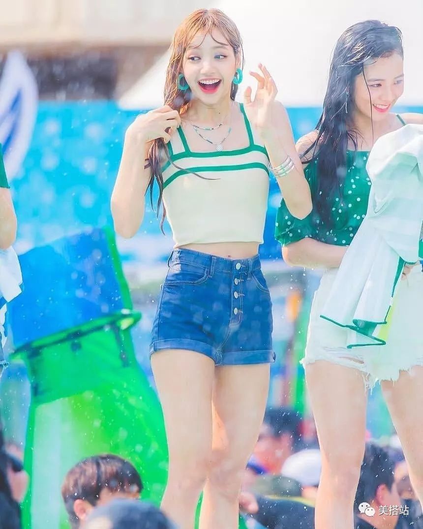 泰籍韩歌手LISA，夏日造型堪比全球限量芭比，神级身材征服无数人！