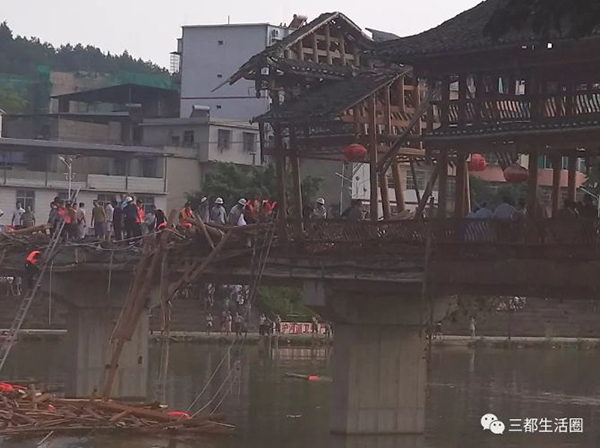 贵州三都县一风雨廊桥因九级大风发生部分垮塌致2死11伤