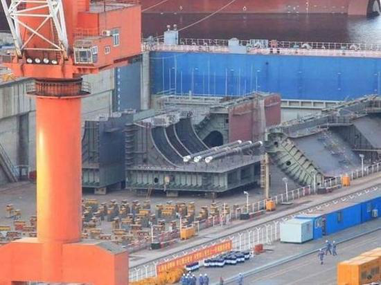 中国第四艘核航母疑似开建，大连船坞内出现航母分段