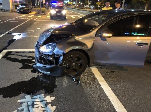 台湾司机醉驾撞坏警车 致2名警员与自己受伤