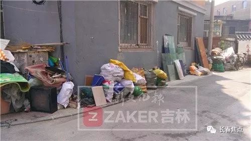 两口子捡废品堆满楼逼走邻居,忍无可忍你该咋