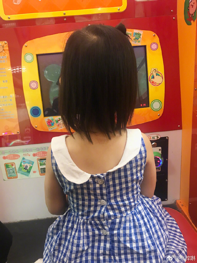 张梓琳女儿胖妹长高又变瘦，可是好担心她的头发……