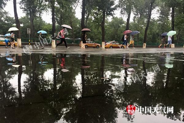 台风抵达天津北京迎暴雨 上午到中午城区雨势较强
