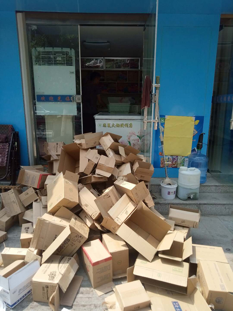 现在是销售旺季,每个批发点每天都要送两次货,才能满足消费者的需求。