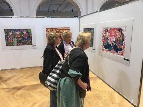 “中国民间艺术展”在匈牙利开幕 吸引大批观众