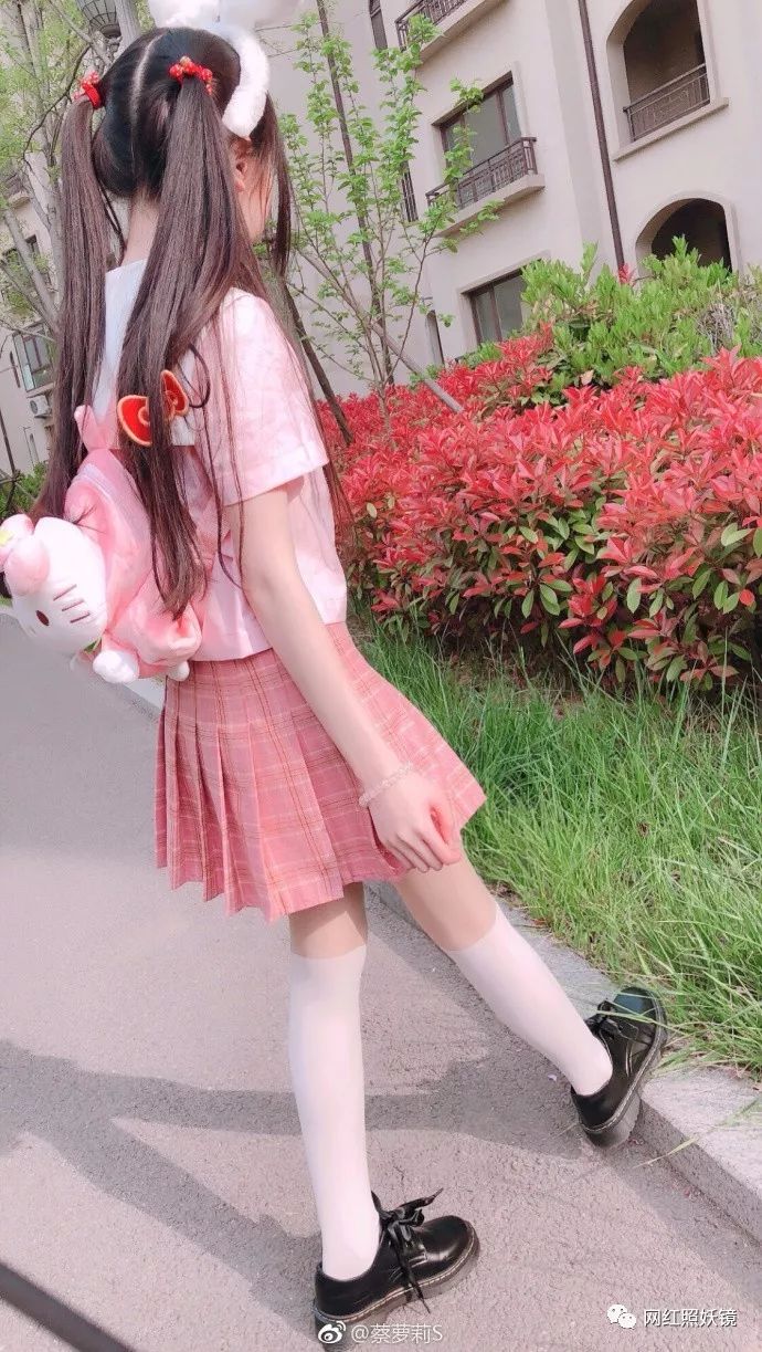 体重妖姐目测只有不到70斤吧…身材娇小的她扎着双马尾,很像是小学生