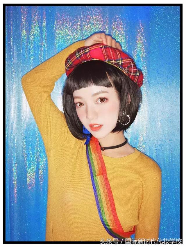 完全可以尝试一下侧分的齐耳内扣短发,显脸小100昏!