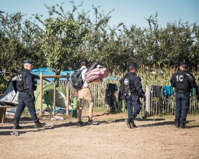 法国一移民营455人遭警方驱逐 多数恐流落街头