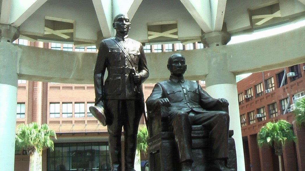 台湾中山大学蒋介石铜像被拆 学生：老蒋转学了？