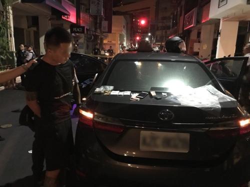 台湾警方摩托被拖行百米 警员惊险拉停嫌犯轿车